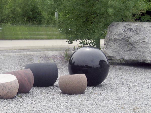 bruchsteine aus naturstein und kugeln
